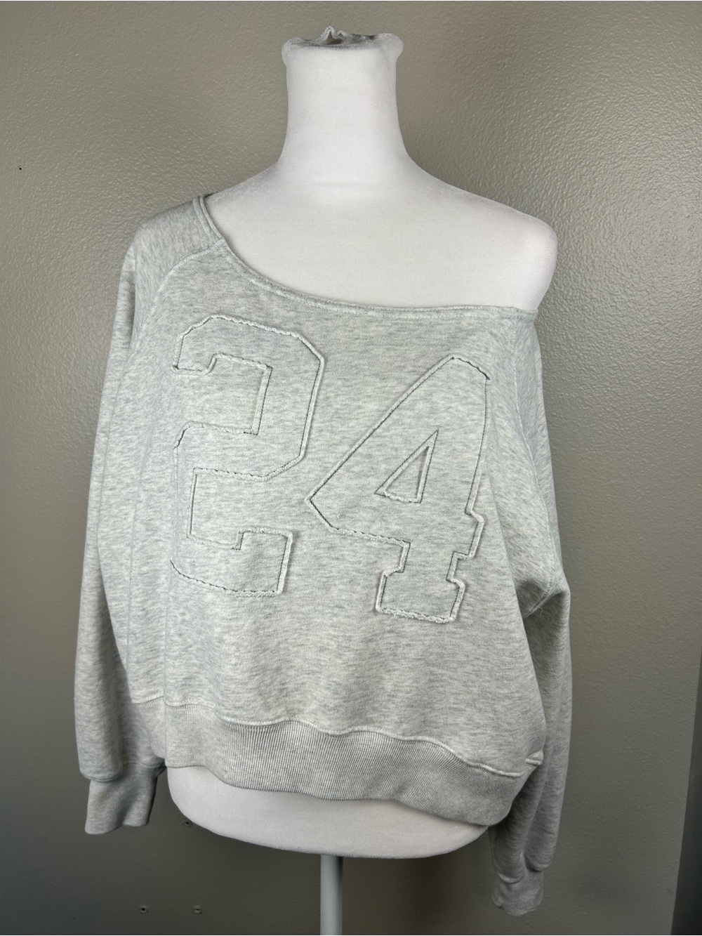 Hollister Easy Off-Shoulder Womens Sweatshirt Pullover in Light Gray